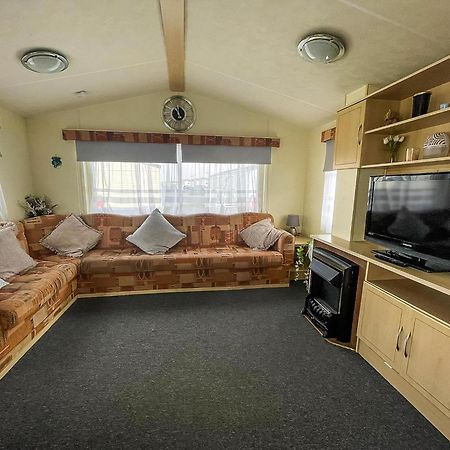 Caravan For Hire At St Osyth Beach Holiday Park In Essex Ref 28107Y Clacton-on-Sea Extérieur photo