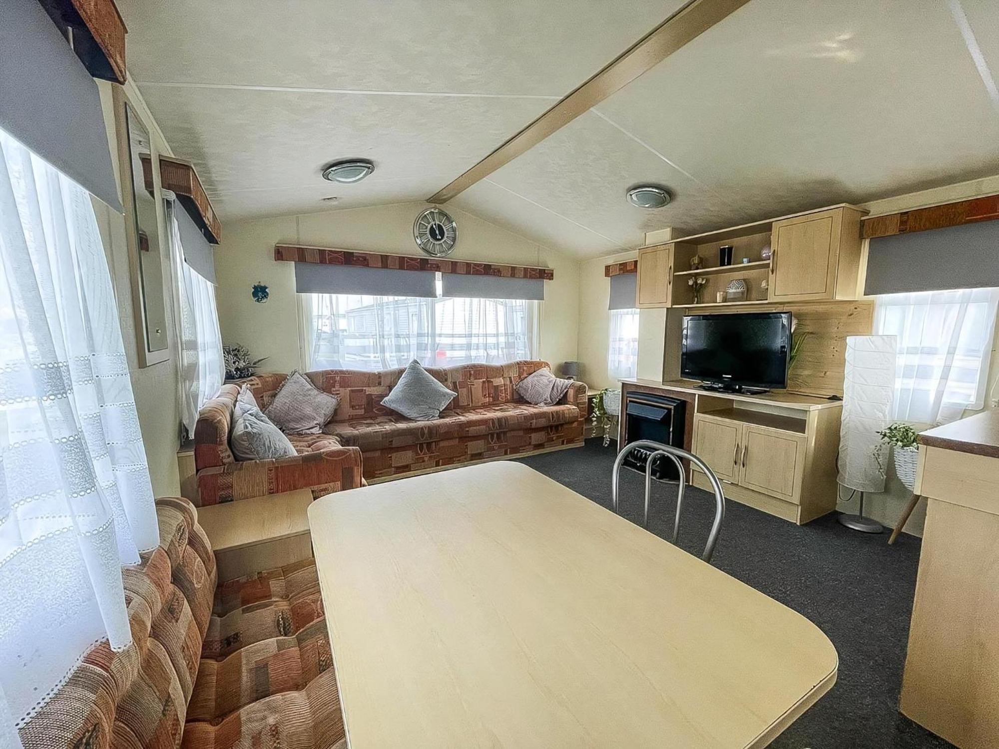 Caravan For Hire At St Osyth Beach Holiday Park In Essex Ref 28107Y Clacton-on-Sea Extérieur photo