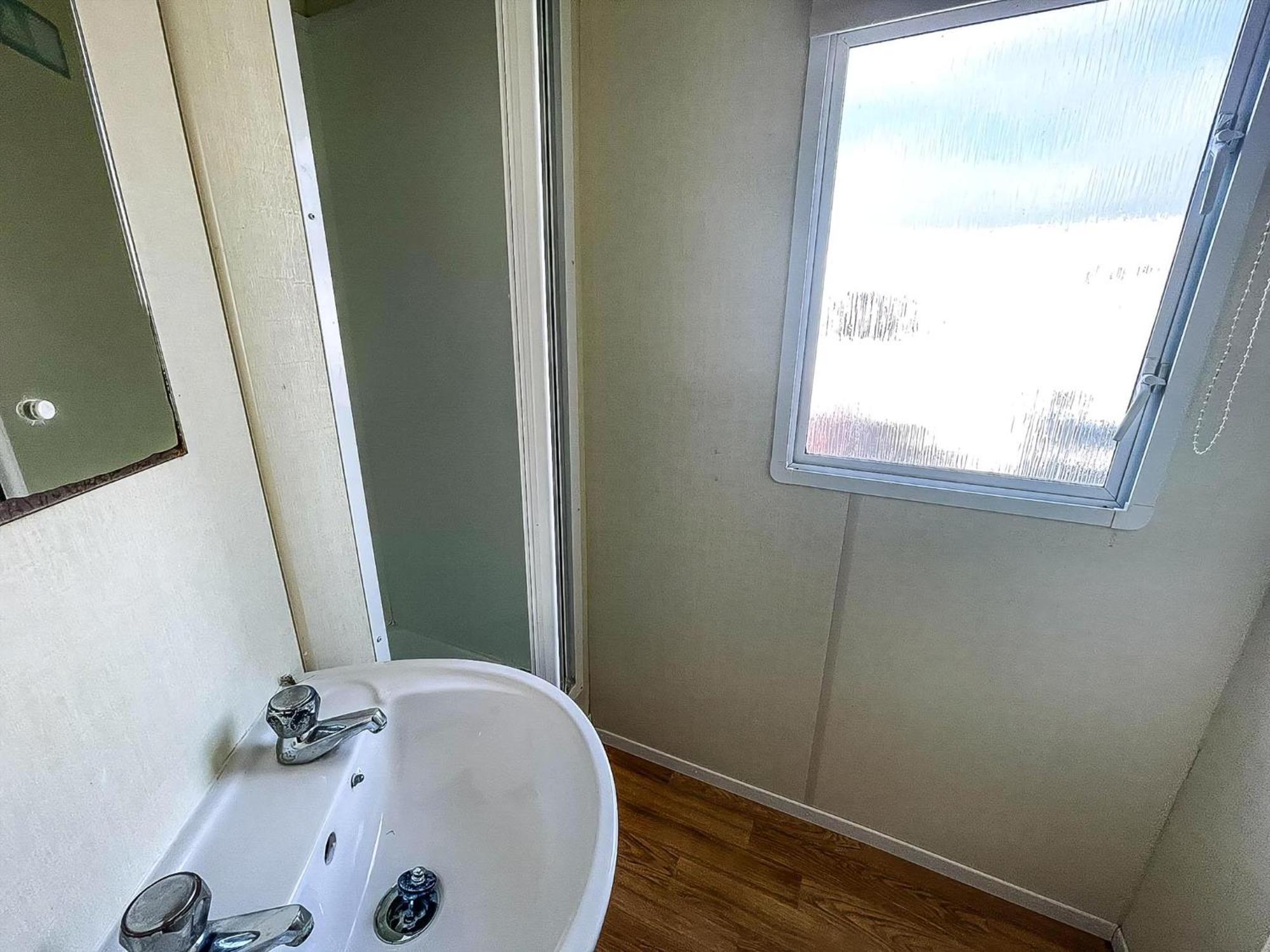 Caravan For Hire At St Osyth Beach Holiday Park In Essex Ref 28107Y Clacton-on-Sea Extérieur photo